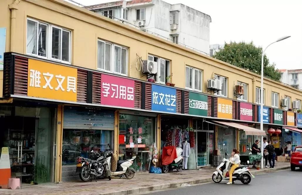 现代感的中式点心店via:精成空间设计 传统的街边店门头设计普遍都是