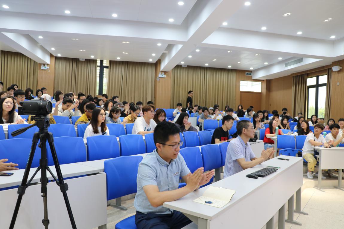 福建战略定位咨询专家"詹军豪"应邀到闽江学院开班《企业如何定位》
