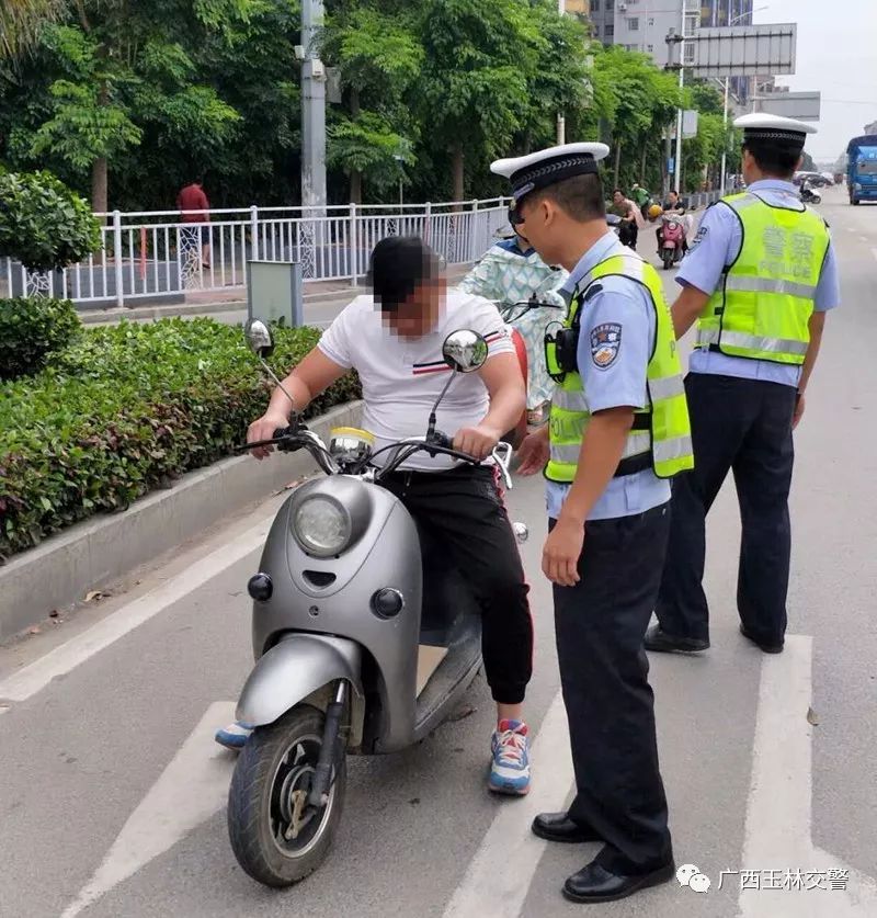 驾驶电动车忘记行驶证罚款50块?玉林交警告诉你:真的!