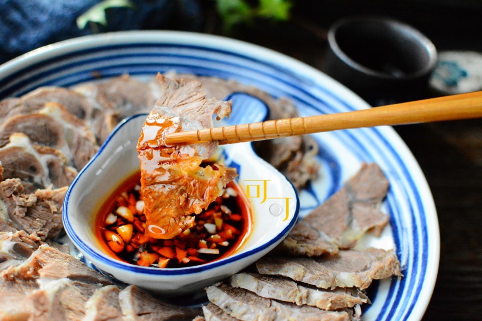 这是夏天最好吃的牛肉做法,一块牛肉,一碟蘸料,一盘不