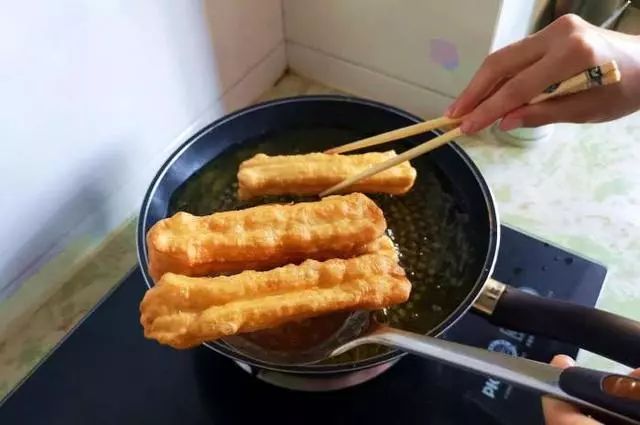 油条的做法和配方和步骤 982d3c96af0b43389008886fa5b49e09.jpeg