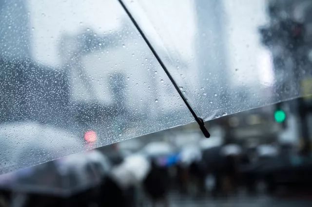 另外,撑一顶透明雨伞然后选择一个特别的角度 拍摄落在雨伞上的雨水