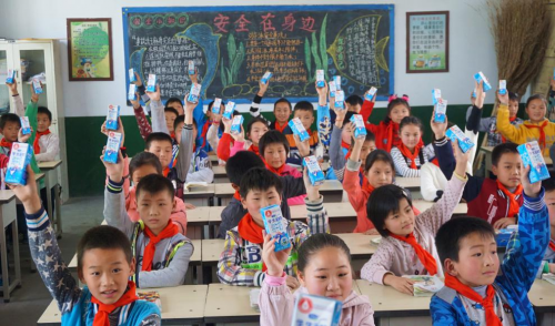君乐宝为15所“国家学生饮用奶计划推广示范学校”提供优质学生奶
                
               