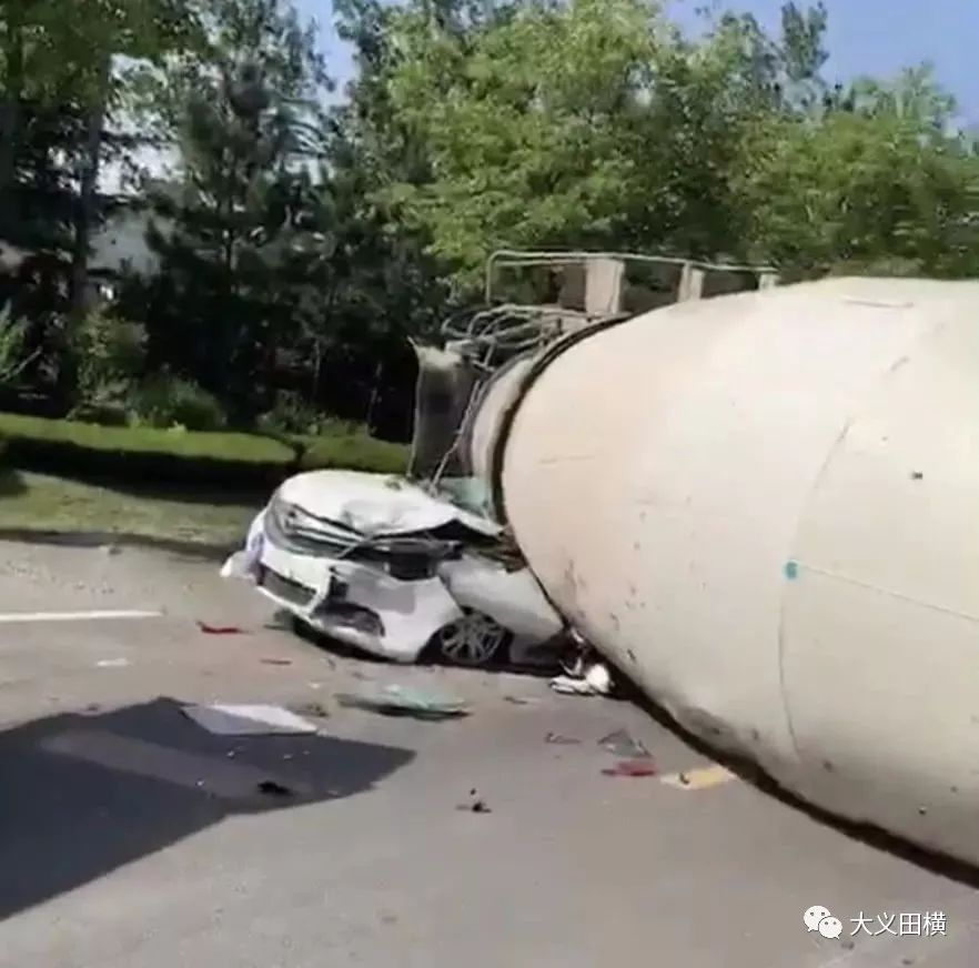 现场长视频:即墨大田路一水泥搅拌车砸扁小轿车,造成严重伤亡