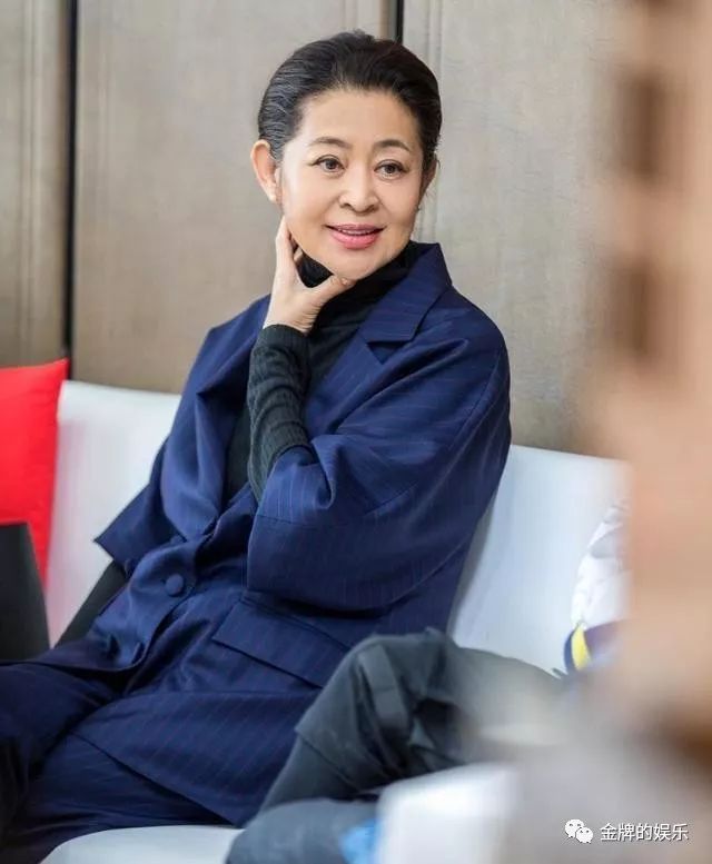 60岁倪萍挤地铁，全程友人扶着避免摔倒