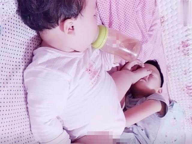                     哥哥和妹妹一起睡觉，妈妈走进房间一看，被这画面逗笑了