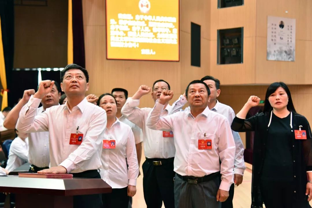 新洲区五届人大四次会议闭幕刘润长全票当选新洲区长