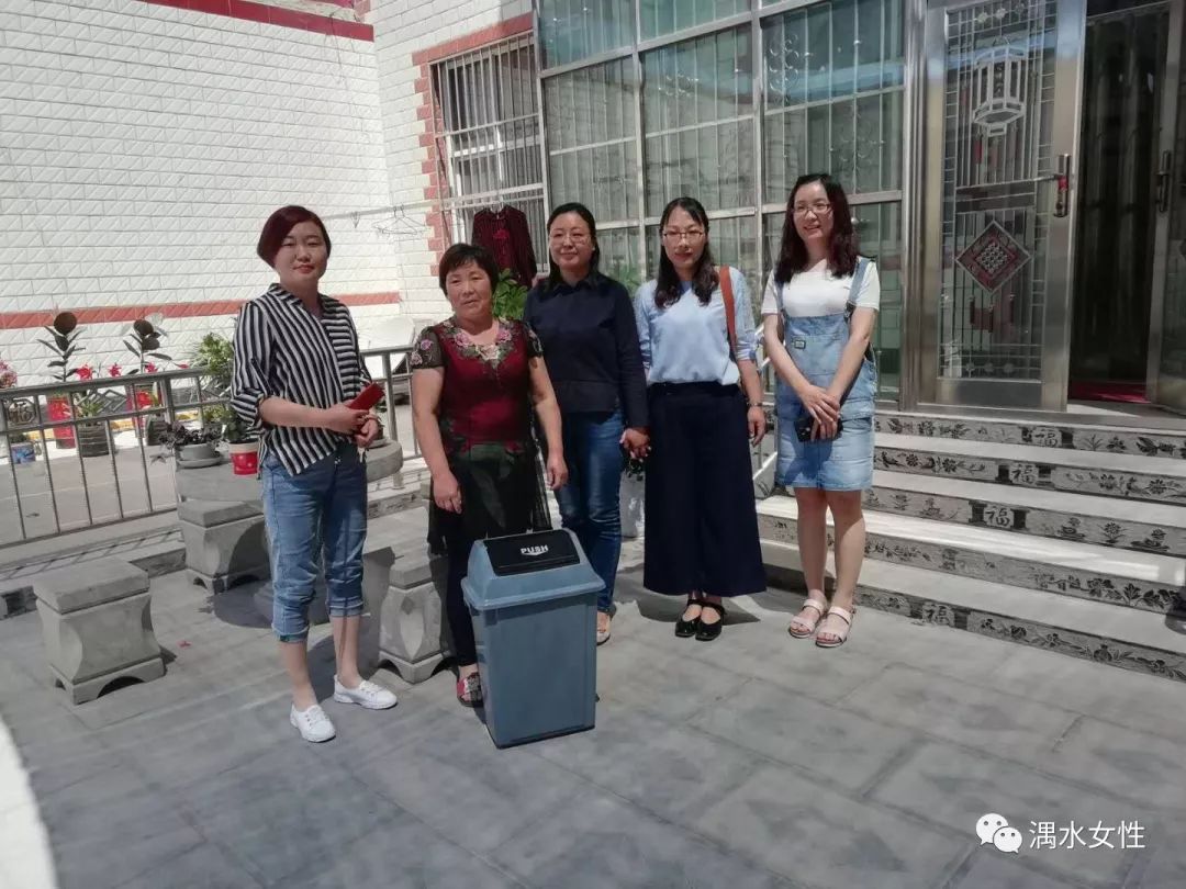 到妇女之家,妇女维权站进行了实地查看,听取了赞善办妇联主席奚丽红