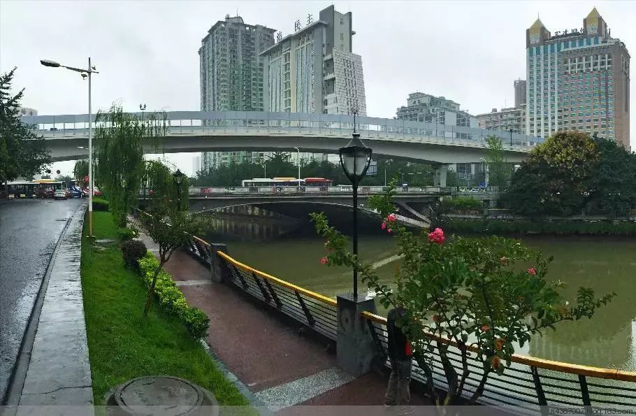 今天的老南门大桥综合 新城快报,书香成都悦行地铁;图据《成都街巷志