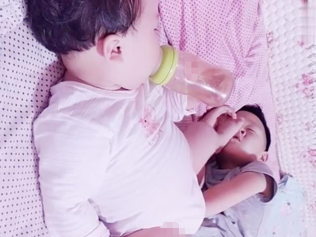                     哥哥和妹妹一起睡觉，妈妈走进房间一看，被这画面逗笑了