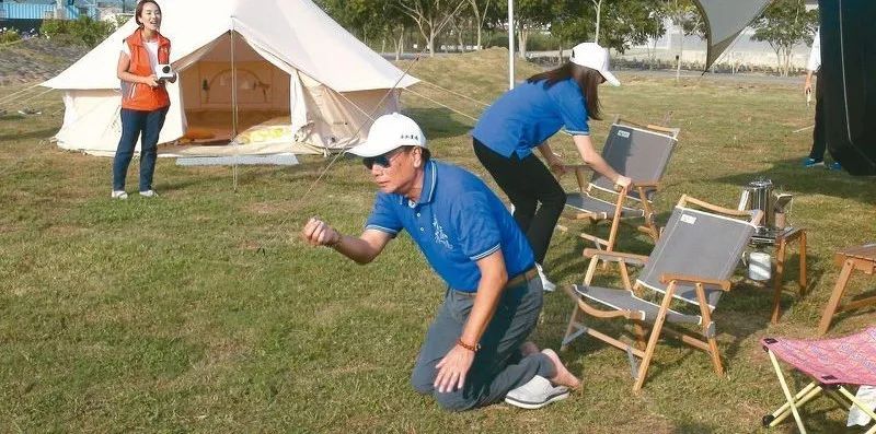 当网红!郭台铭跪地啃草、韩国瑜芹菜爆头,蔡