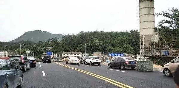 江油端路段路面已经黑化铺装完成.