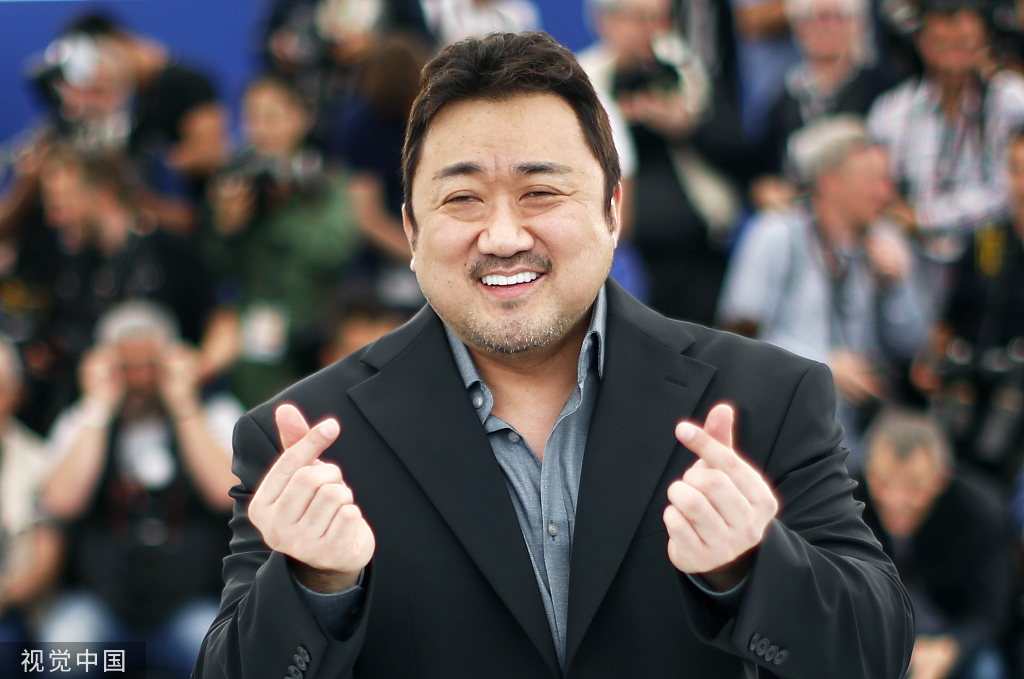 逃不过的韩式比心恶人传主演亮相戛纳反差萌