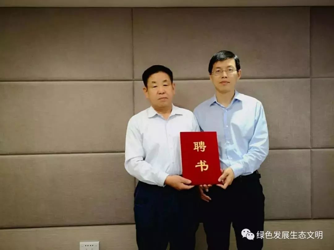 主任委员陈启清为北京卫戍军区任博学将军颁发咨询指导委员聘书委员