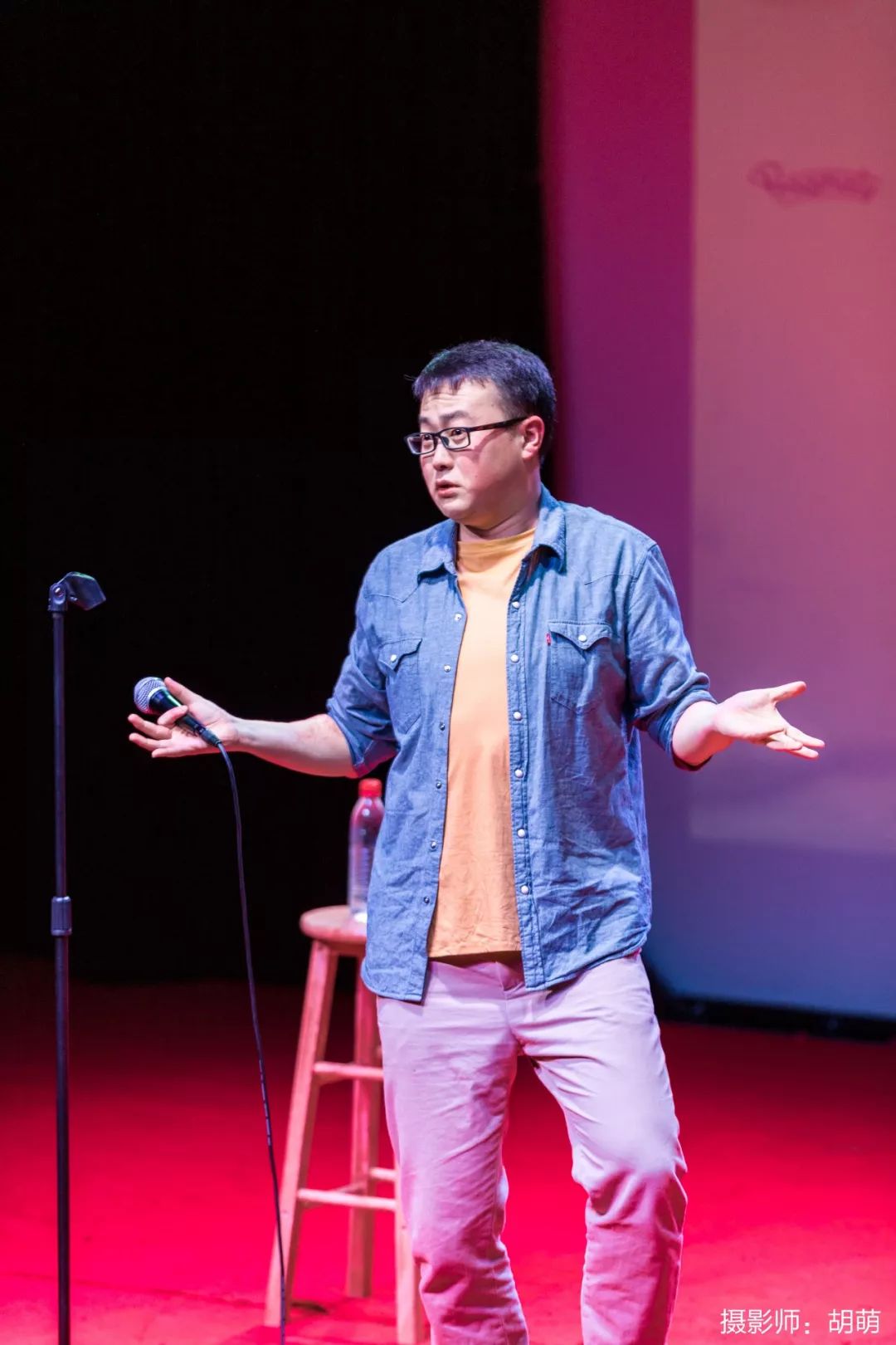 东高晓松!脱口秀全国冠军、喜剧CEO石老板来