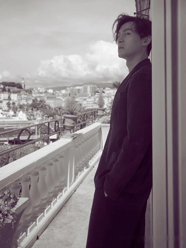 胡歌微博晒自拍,网友:醒醒吧,你不长这样!