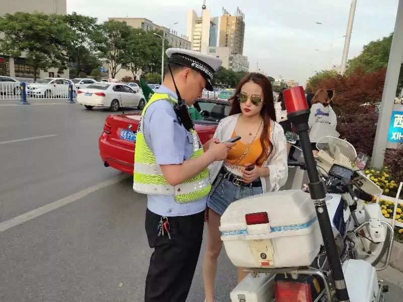 阜阳街头,6个美女坐宝马敞篷车"炸街"!结果.