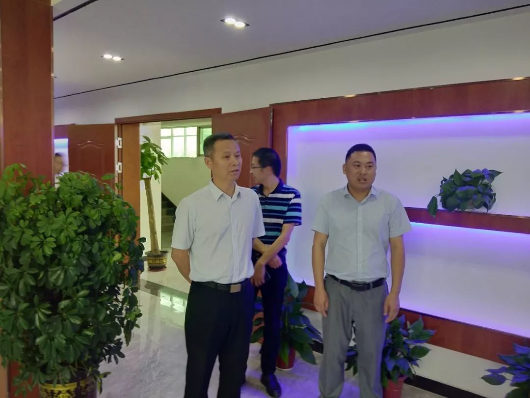黄一新调度信丰融媒体中心建设工作