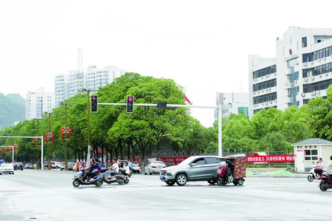 圆盘拆除,这个路口的交通信号灯“上岗”啦~ 88必发官方网登录