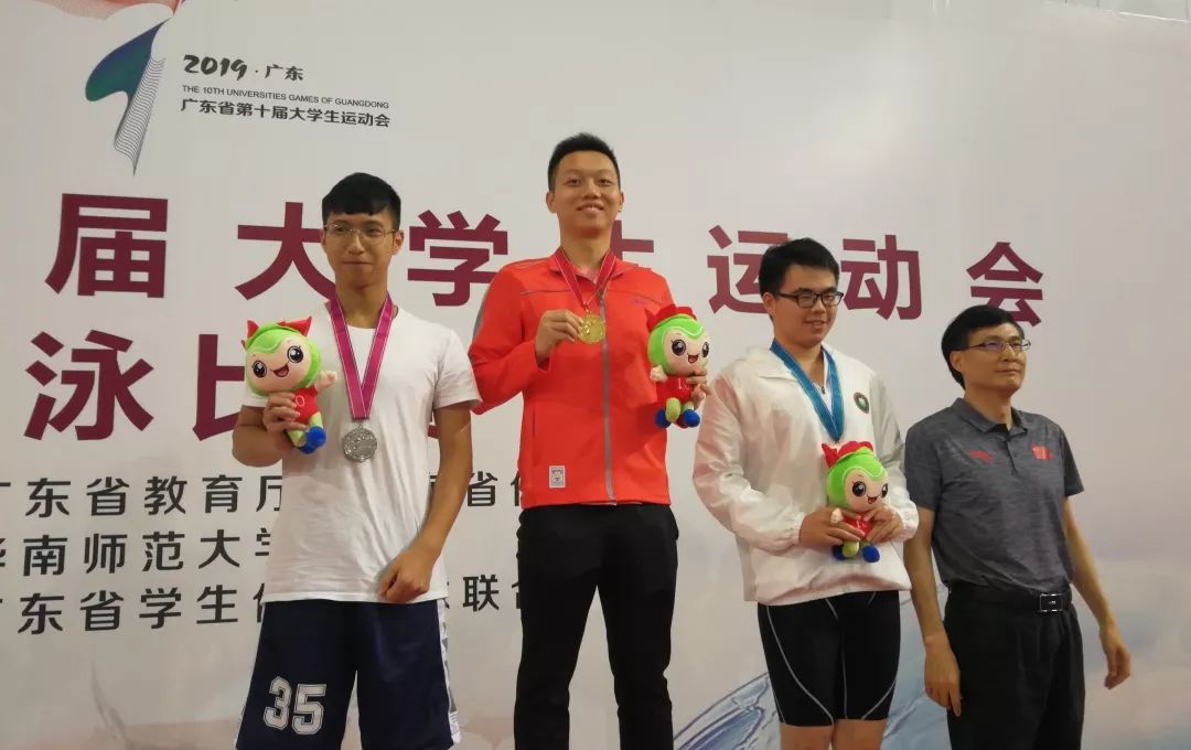 4位教练(梁超英,符壮,邓小光,徐惠)和16位队员组成的广东工业大学游泳