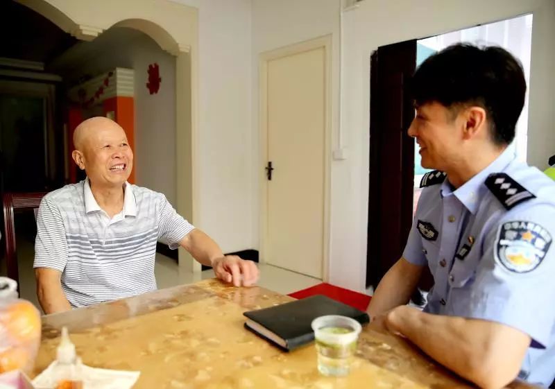 海宁这位帅警察!这件事干得漂亮!_陈斌