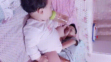                    哥哥和妹妹一起睡觉，妈妈走进房间一看，被这画面逗笑了