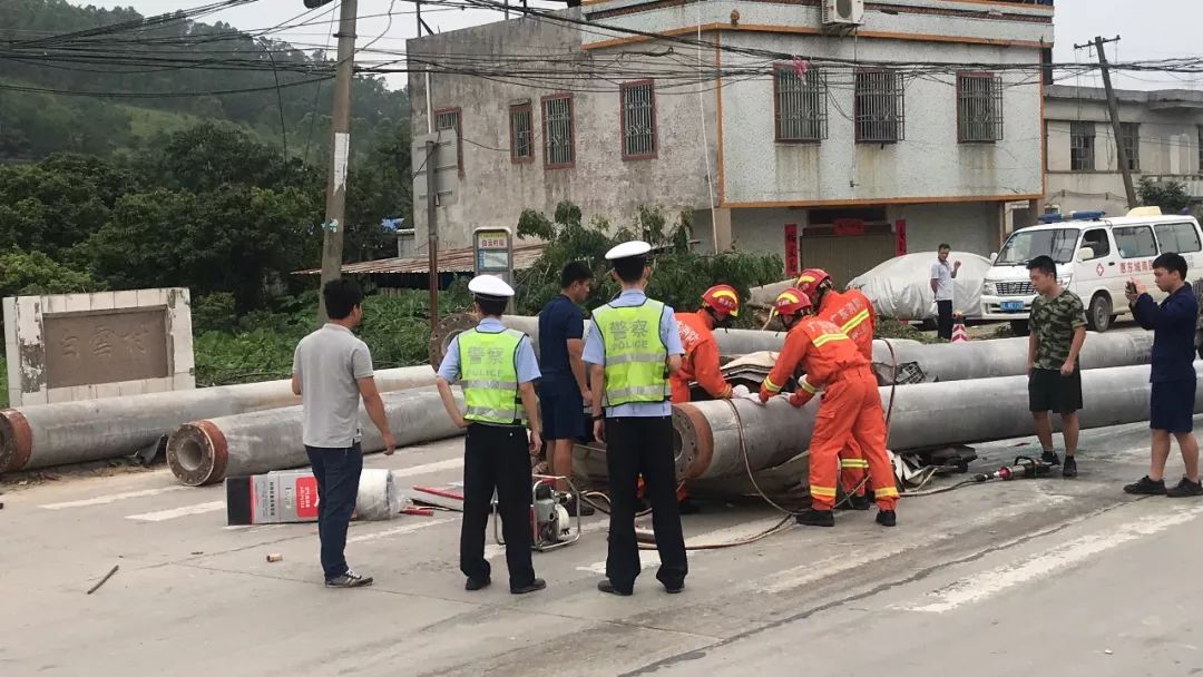 惠东这里发生2车祸事故,1货车车头瞬间被压扁了,非常惊险!现场.