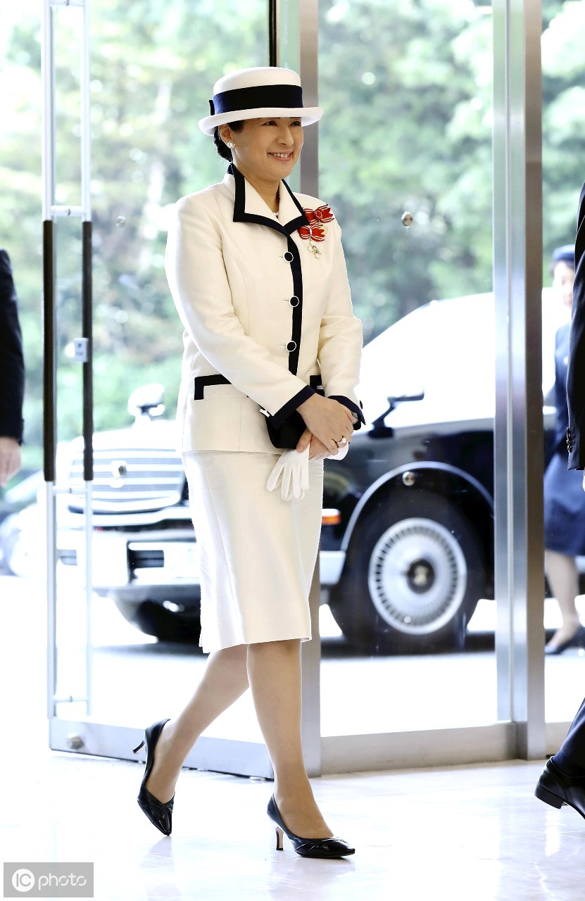 日本皇后雅子参加日本红十字会举行的年度仪式