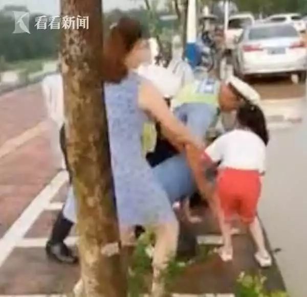 9岁女孩跪地哭求交警“不要打爸爸”?警方通报来了(视频) 亿万先生网站
