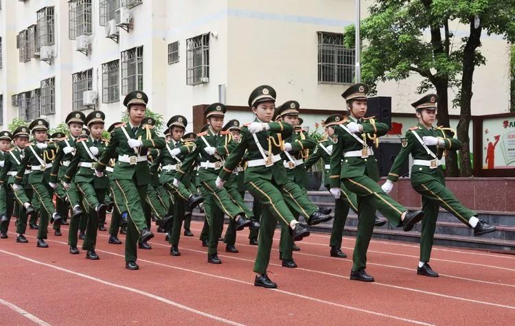 琼海市第一小学举行国旗护卫队交接仪式