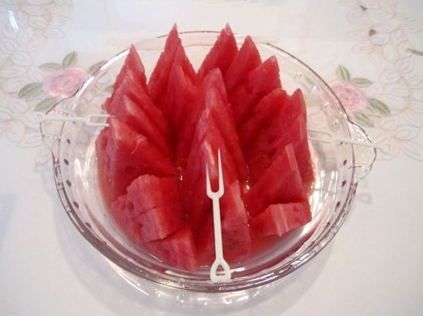 西瓜怎么切小块好看 015aa0ba465d48bca9942f16ffb02f3c.jpeg