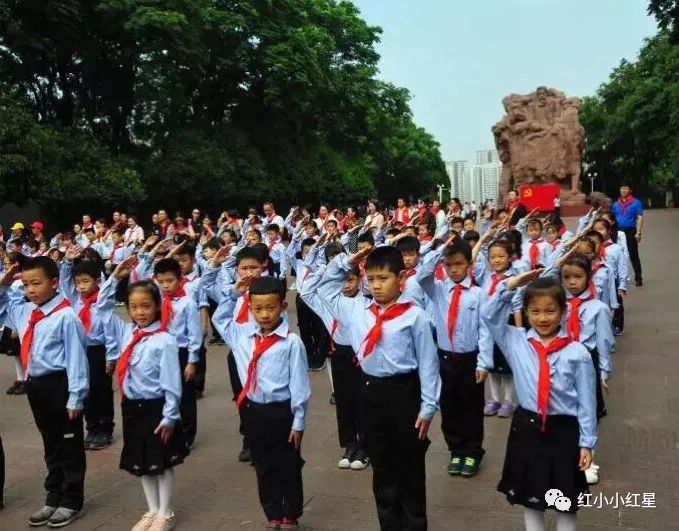 今天我入队啦重庆红岩精神红军小学全体师生来到红岩魂广场烈士陵园