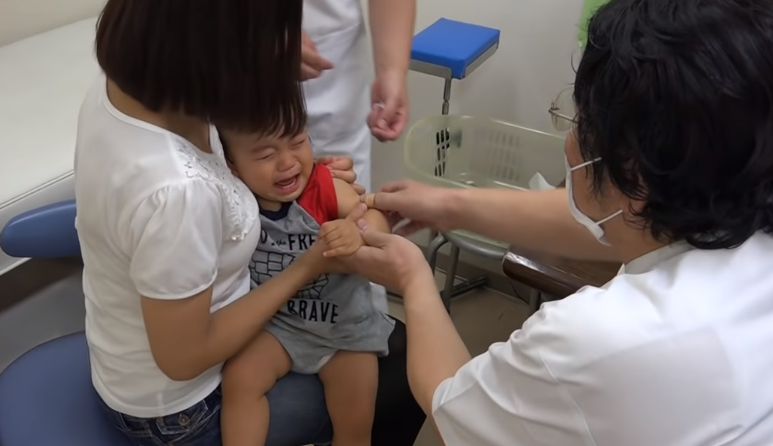                     妈妈带宝宝看病，2岁宝宝做出反应，网友：穿纸尿裤的惹不得