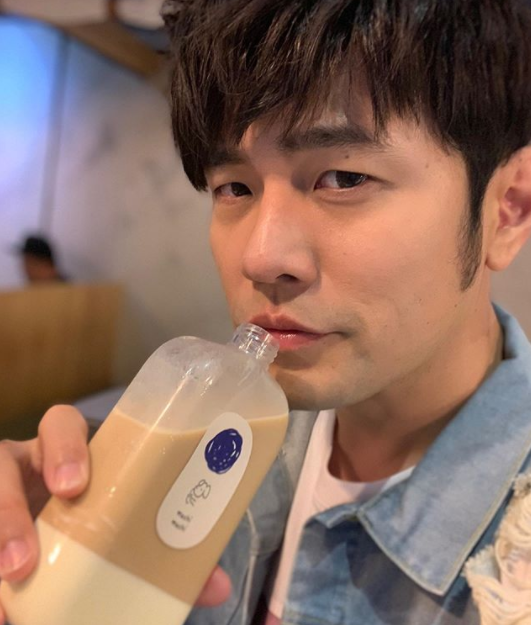 不能没有奶茶!周杰伦晒帅照,大家的关注点却在奶茶在哪里! bbin新版本