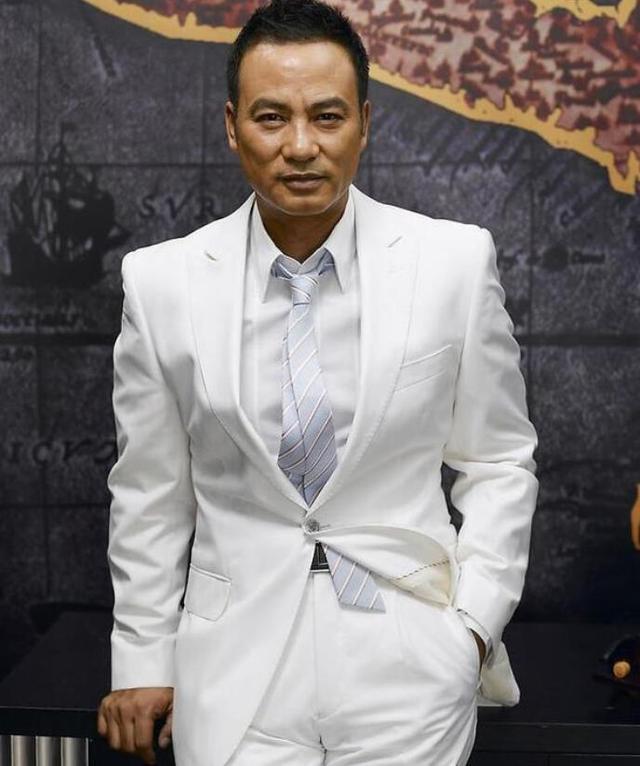 63岁任达华与60岁梁家辉近照对比,网友感慨:两人妻子差距太大了 sunbet申搏官网登录