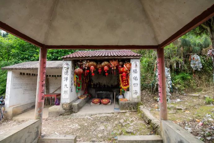 骑行泾县状元岭上有座土地庙