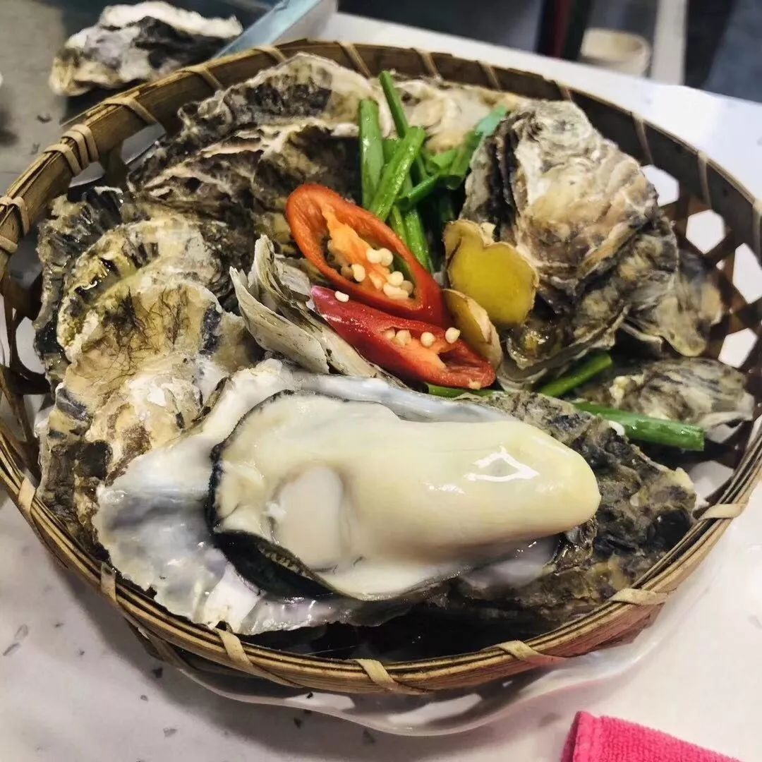 生蚝同辣椒,大葱和姜片一起放入竹篮,在高压锅中蒸个十分钟以后,就