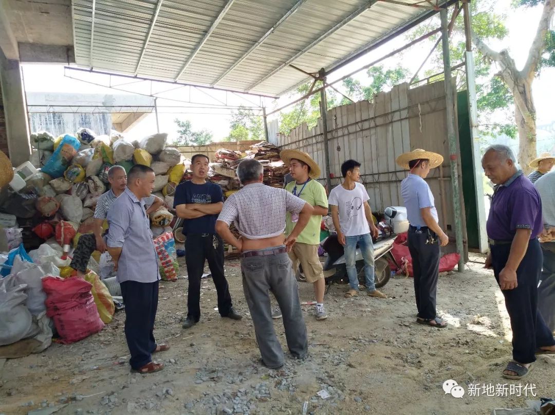 新地镇党委副书记,镇长梁文海(右二)在街道整治占道经营等行为龙圩区