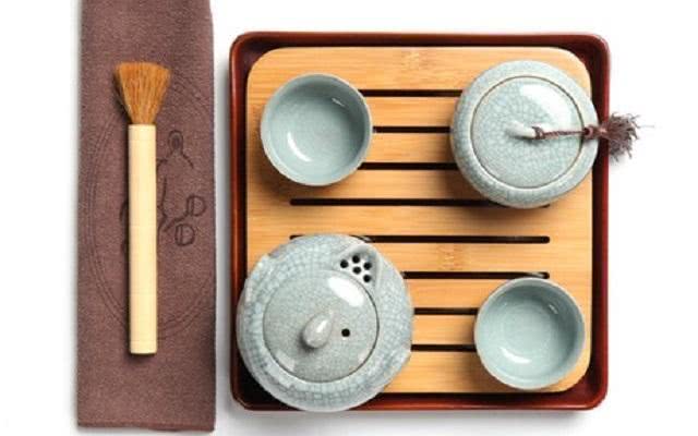 陶瓷类的茶具在我国可以说是历史最为悠久的茶具材质之一，但是好多资深的行家他们在购买到陶瓷茶具时都会对陶瓷茶具进一步先行处理，然后处理完之后才会用来泡茶，那么究竟会做哪些处理呢？做这种步骤的原因是为什么呢？不做的话又会对我们身体有哪些影响呢？接下来我们就陶瓷茶具的开始处理方式做简单介绍。 