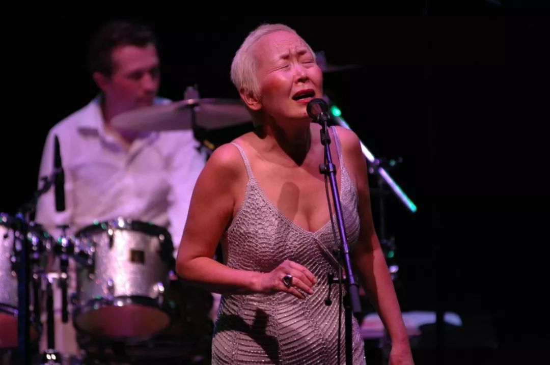 这位光头酷大妈珊寇,真正的用生命在歌唱 | 着调