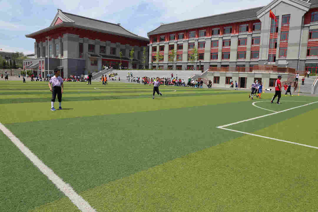 大连南金实验学校将足球文化,足球技能与训练引入教学,让学生在足球
