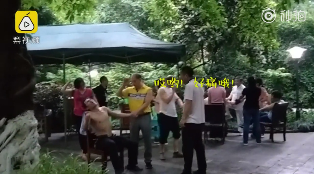 一群人每天去公园互相挨打:扶我起来 我还能被打