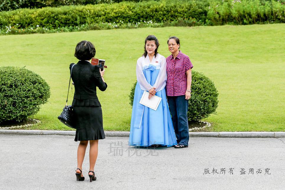 朝鲜女性穿裙子,只这一个职业了,与外国人打交道