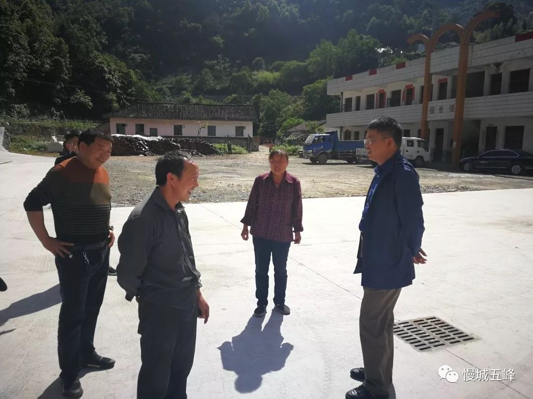 柯志强赴五峰镇调研指导精准扶贫工作