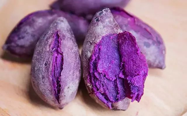 每100克紫薯仅含0.2克脂肪，99千卡热能，是低脂肪、低热能食物的佼佼者！