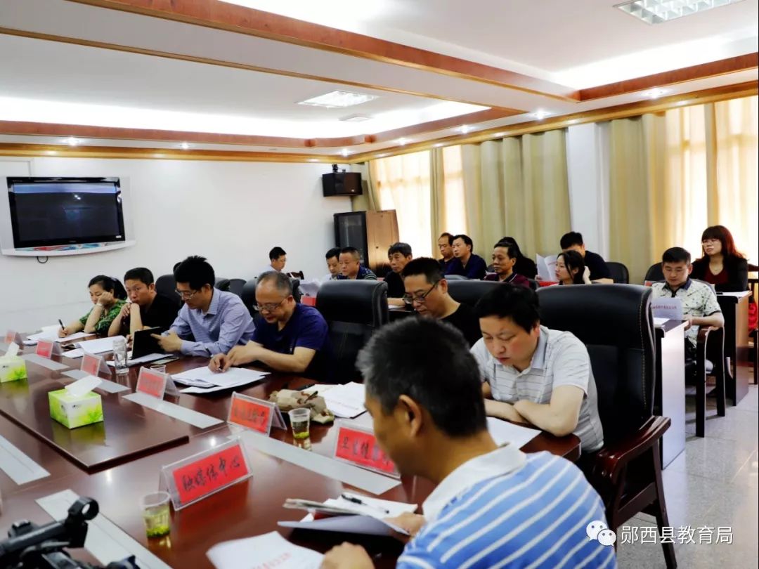 教育局局长杨耀东及县招生委员会成员单位主要领导出席会议,政府