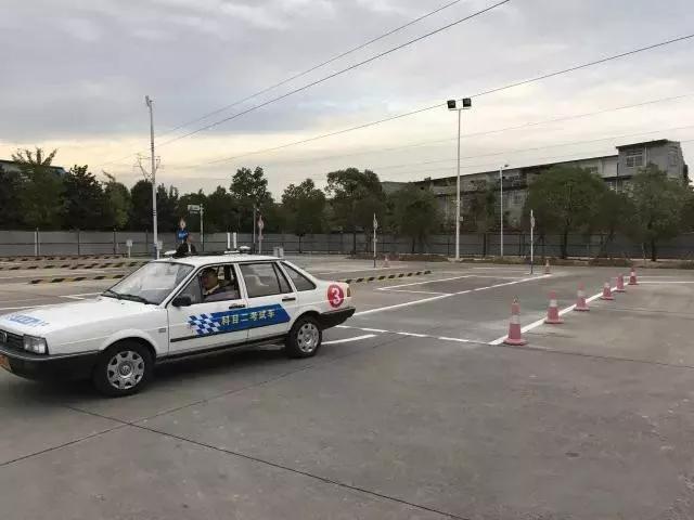科目二侧方位停车考场实拍考官示范看一次就能会