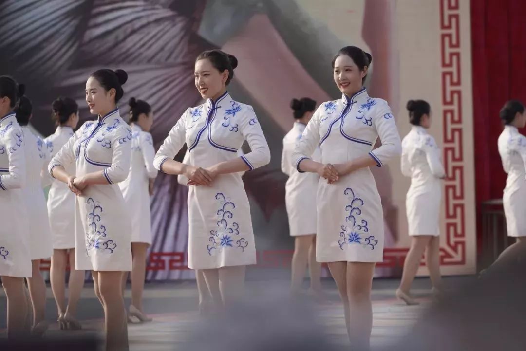 2018年中国汉服推广大使曲迪娜也在开幕式上身着旗袍精彩亮相,华丽