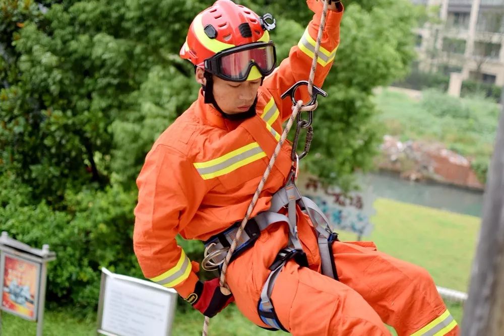 他是最美逆行者,他是失散者归途的灯塔,他们