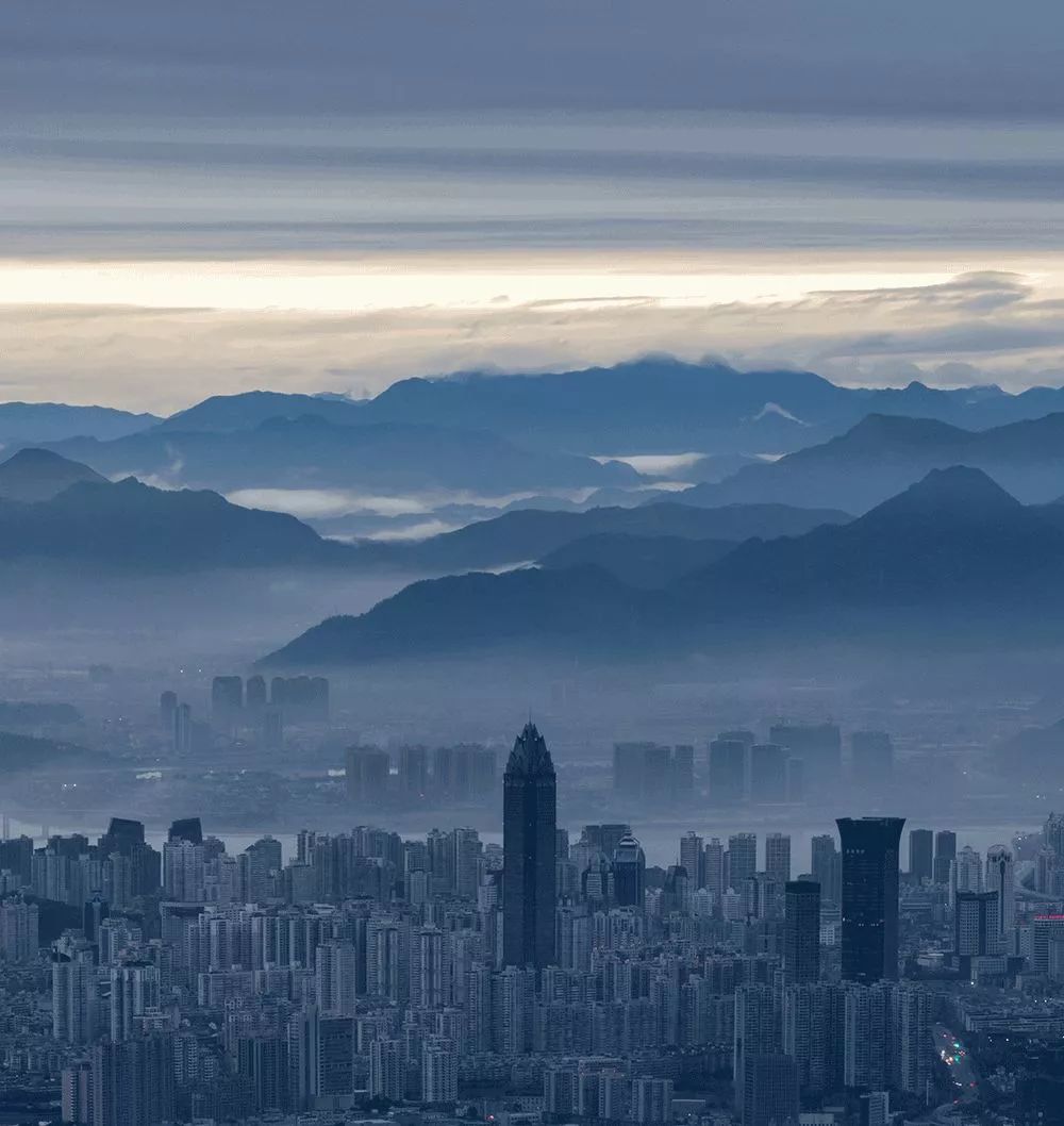 温州气象雷达站静静耸立在700米高的大罗山顶,远眺无边的东海.